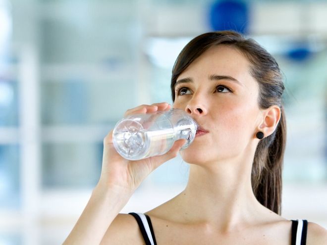 Çok su içmek mideye iyi gelir mi?