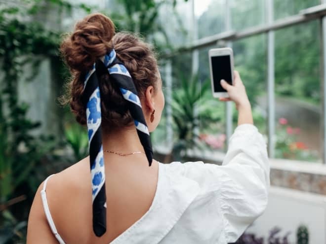Saçında bir eşarp ile bir selfie çeken kız